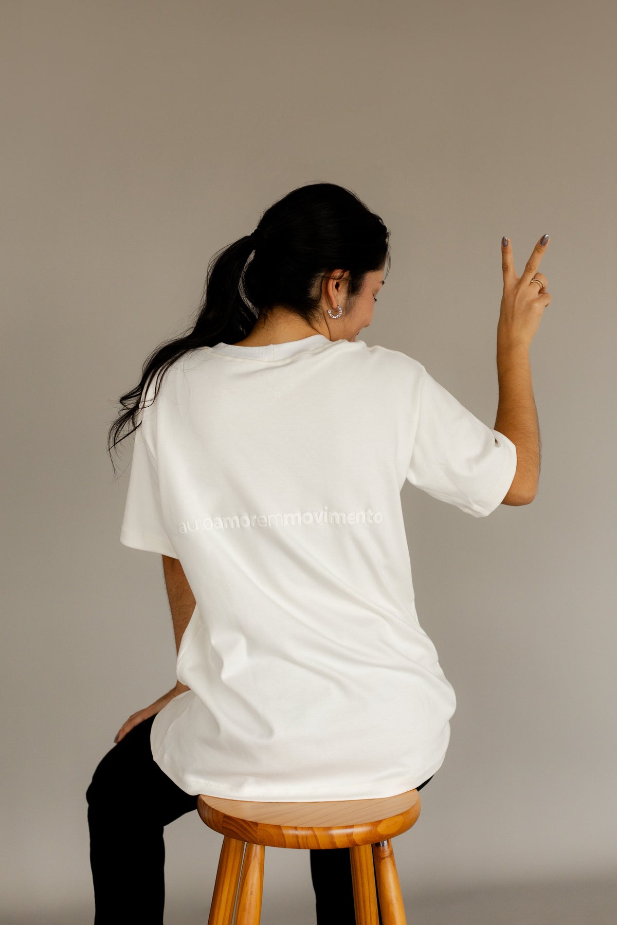 Camiseta oversized autoamor em movimento off-white