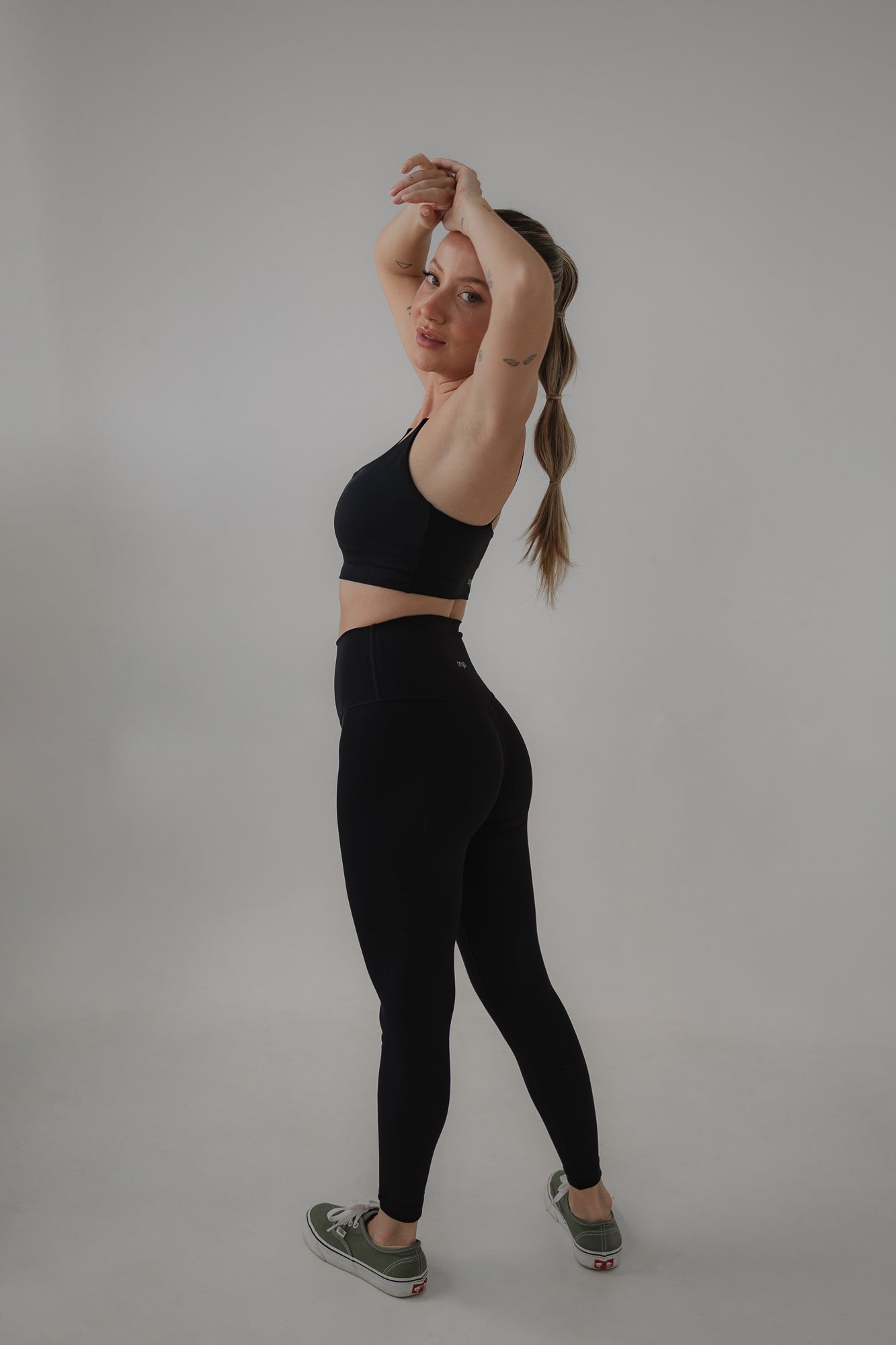 conjunto legging manteiga + top alcinhas preto