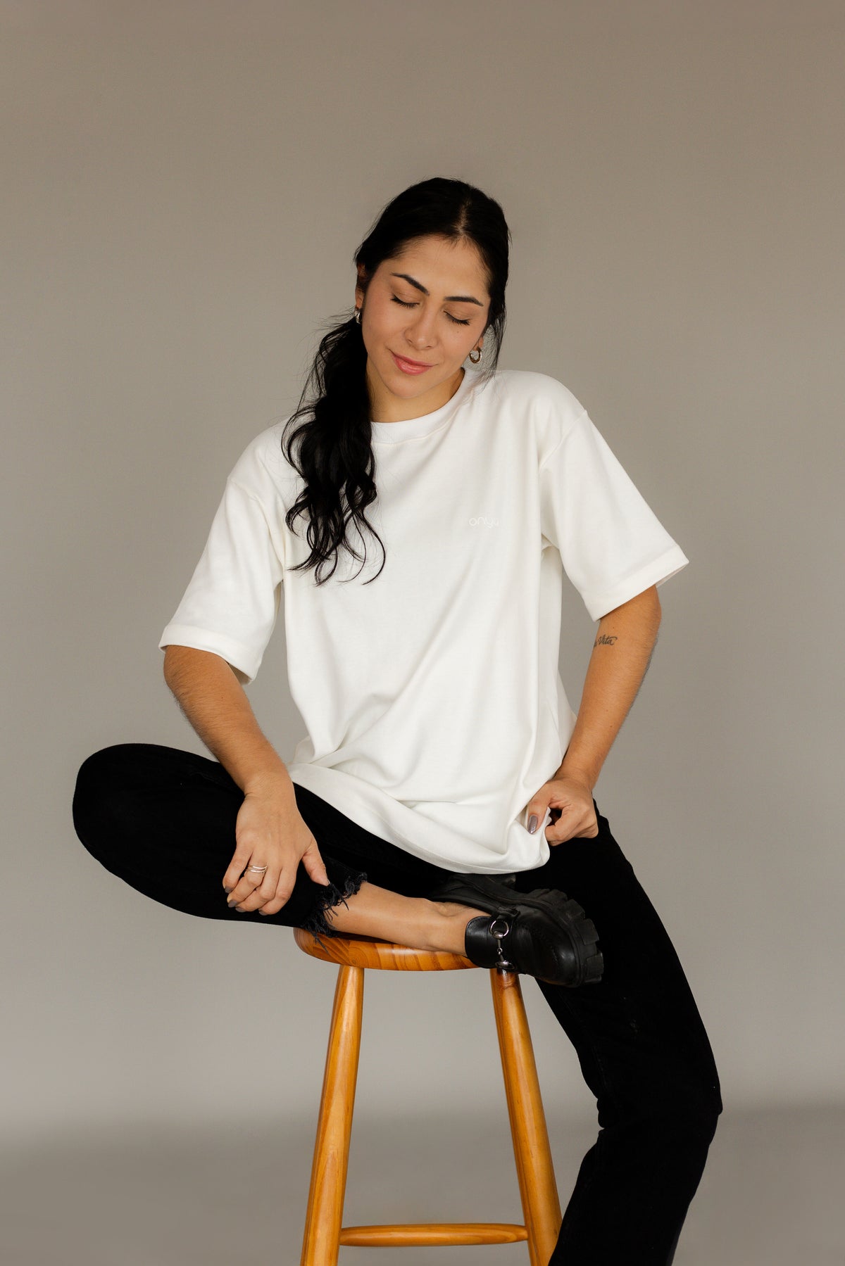 Camiseta oversized autoamor em movimento off-white